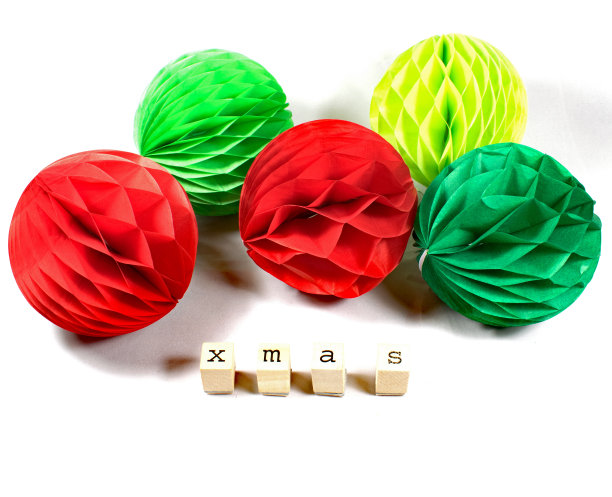 圣诞装饰球在绿色和红色与木制邮票图片下载