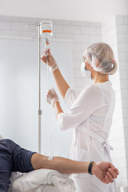 女医生正在为男士准备滴管素材图片