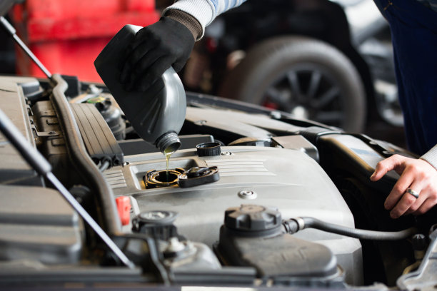 车间的一名技术人员在换油素材图片