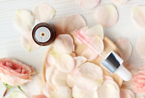 玫瑰精油俯视图背景，浅聚焦。图片下载