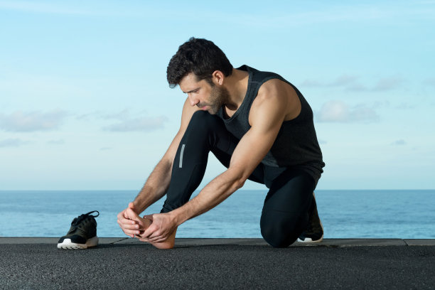 脚部受伤的运动员图片下载