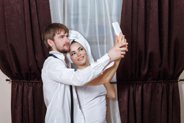 酒店里的家庭自拍。图片下载