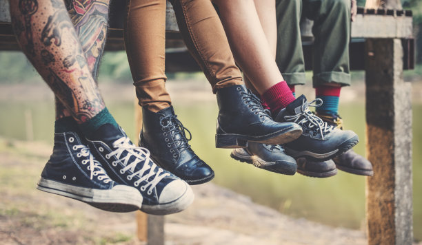 群人腿悬挂户外概念素材图片