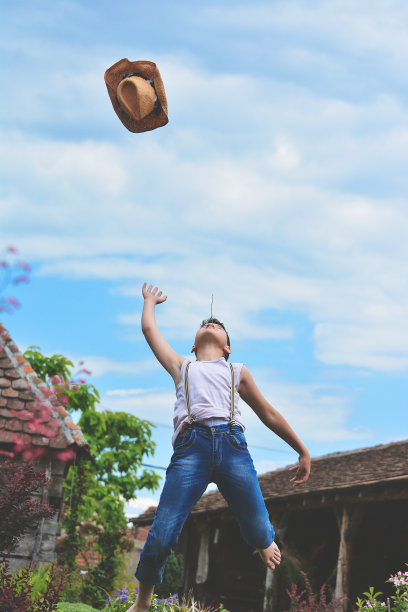 快乐的乡村小男孩图片下载