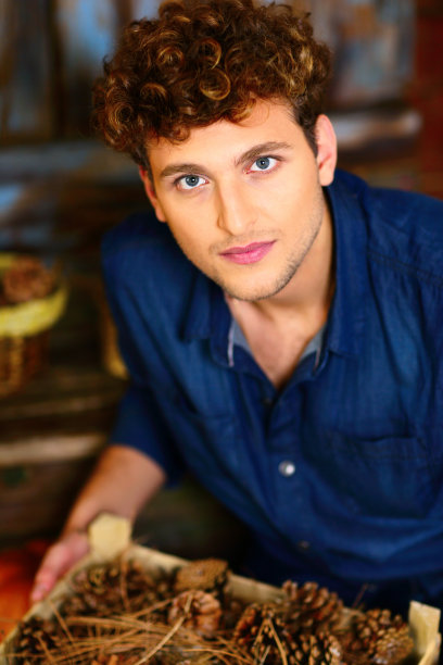 拿着松果木盒子的人图片下载