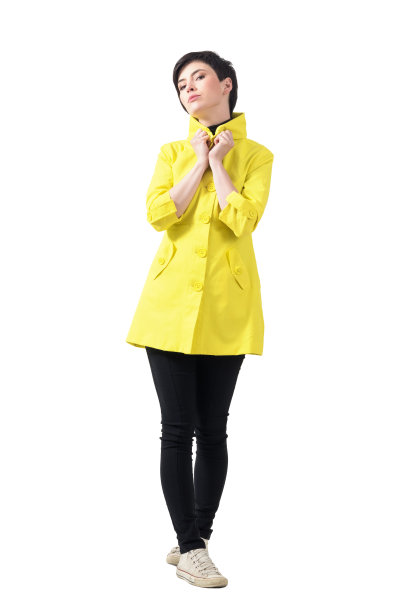 漂亮的年轻短发黑发抱着领子在镜头摆姿势图片下载