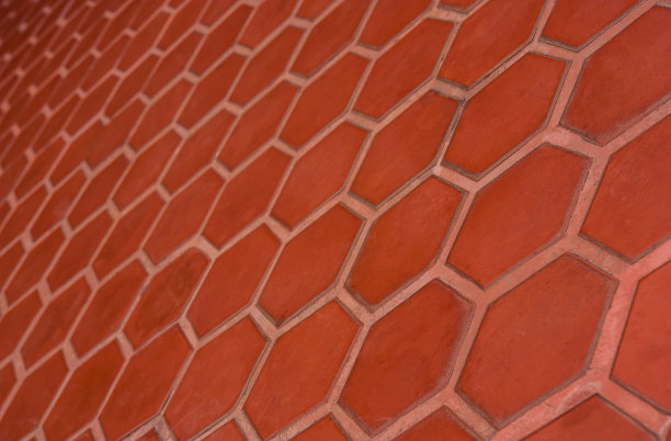 瓷砖地板呈橙色，拍摄角度在倾斜。图片下载