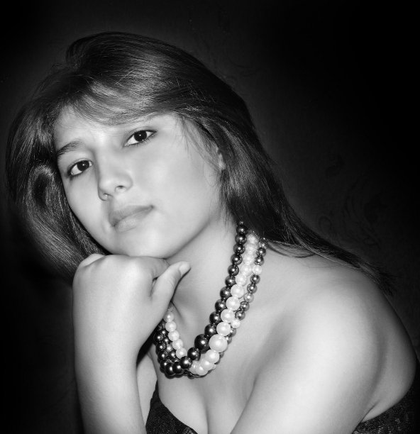 戴着黑白珍珠项链的女孩图片下载