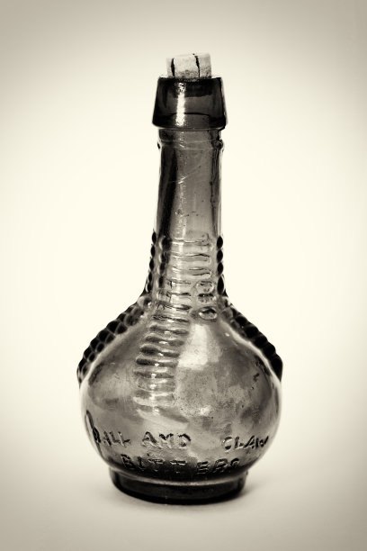 白色背景下五颜六色的旧瓶子图片下载