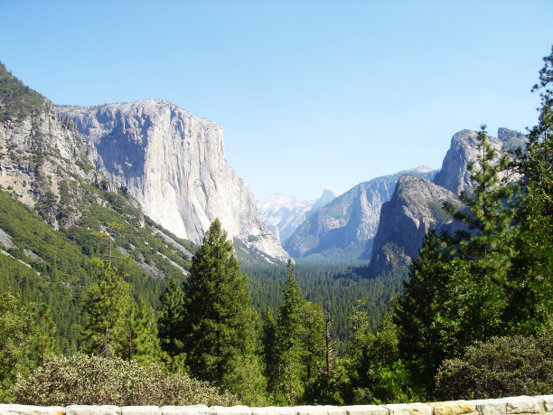 常绿山谷中的岩石山图片下载