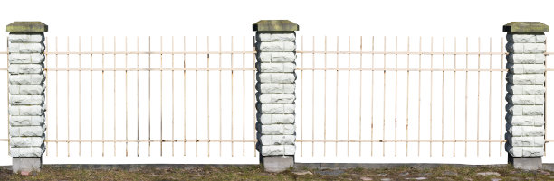 金属尖尖的木棒和砖白色的柱子，形成了一个古老的村庄围栏的碎片。阳光明媚的一天。孤立的图片下载