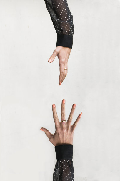 想要抓住对方的手图片下载