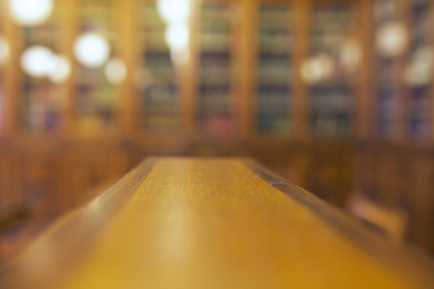 旧图书馆的木制桌面图片下载