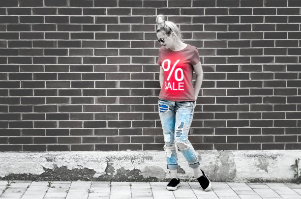 时髦的女孩在时尚的衣服t恤与题字出售图片下载