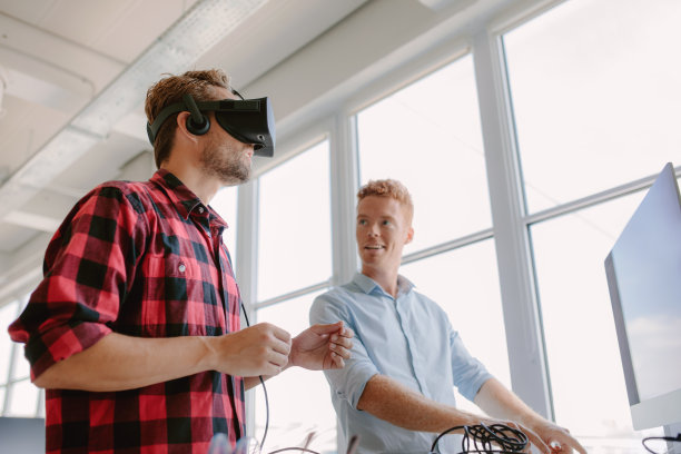 开发人员测试虚拟现实设备素材图片