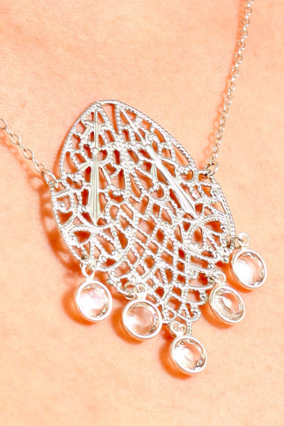 年长妇女昂贵的项链图片下载