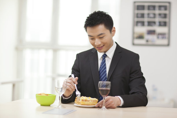 一个拿着三明治的商人的肖像图片下载