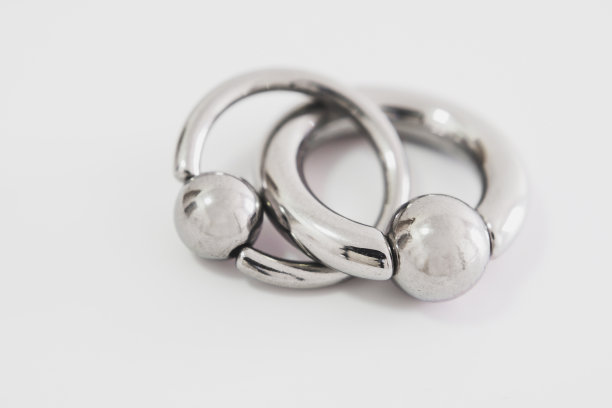 老情侣配饰，永远的爱情概念，选择性的软焦点图片下载