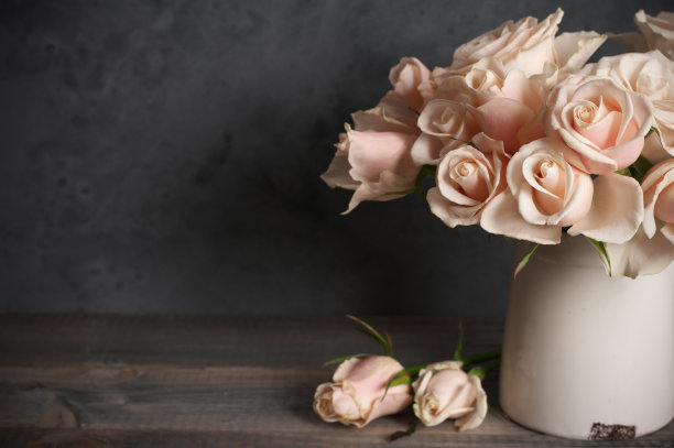 古董花瓶里的粉红玫瑰素材图片