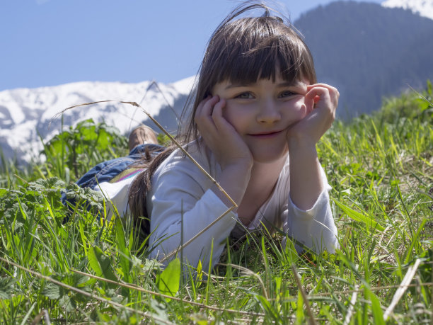 女孩在草地上图片下载