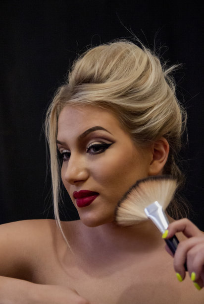 年轻漂亮的女人用化妆刷图片下载