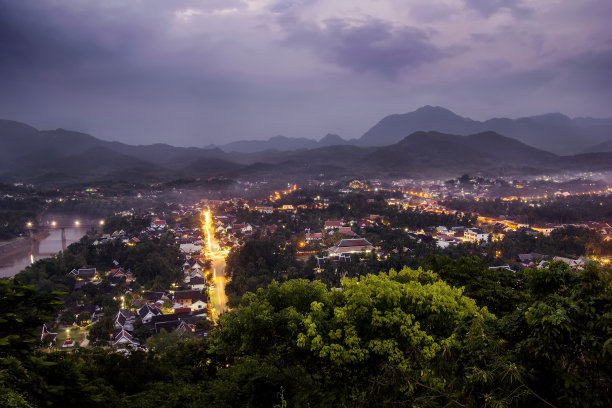 老挝琅勃拉邦的夜景和黄昏的天空和日落图片下载