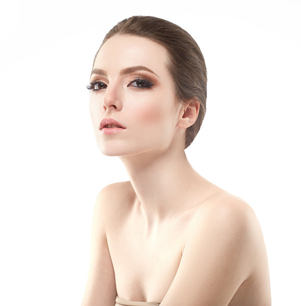 年轻美丽的女人面部肖像与健康的皮肤图片下载