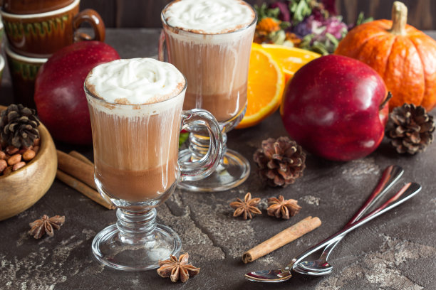 加香料和生奶油的苹果拿铁，时令热饮图片下载