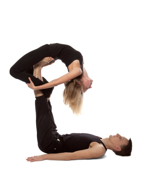 在白色背景上做瑜伽的男人和女人图片下载