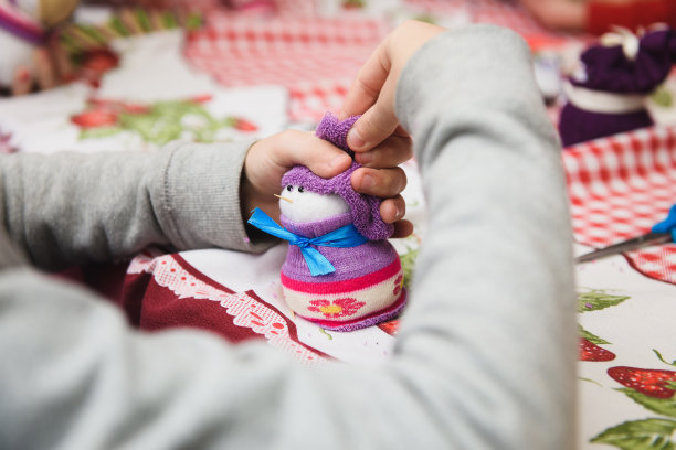 快乐的孩子在做手工图片下载