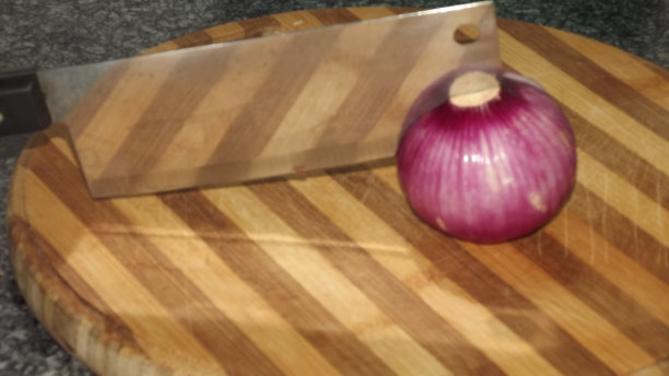 切菜板，切肉刀和红洋葱图片下载
