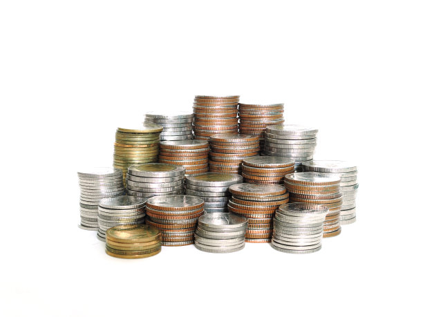 堆叠的各种泰铢硬币孤立的白色背景。图片下载