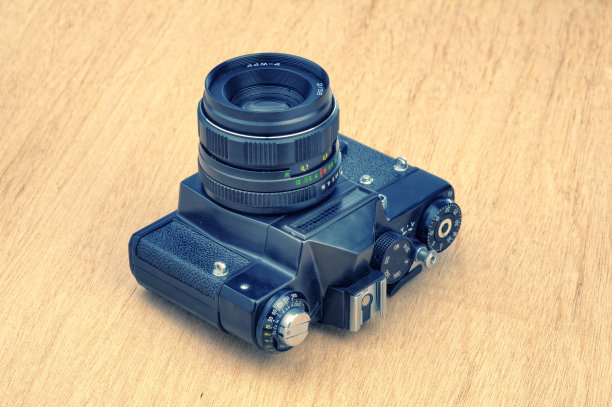 旧相机和木桌图片下载