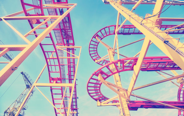 老式的过山车轨道建设在游乐园图片下载