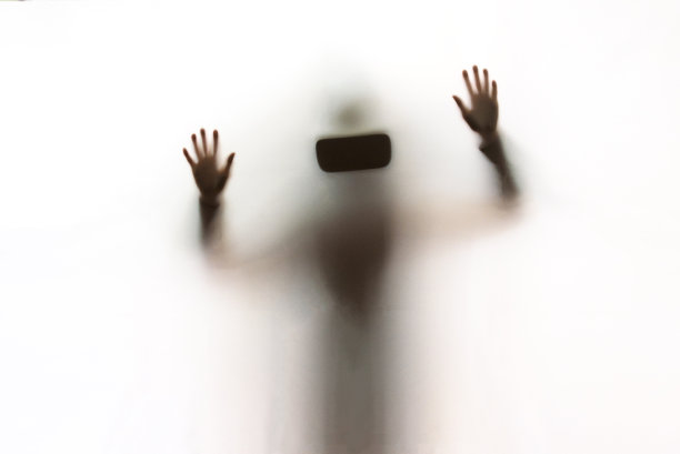 戴着VR眼镜的人注意力不集中图片下载