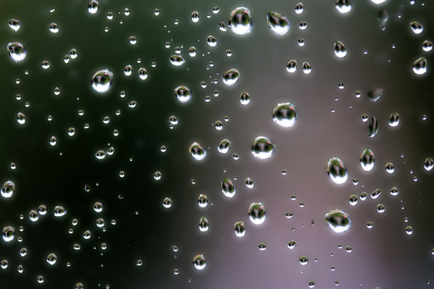 玻璃上的水滴模糊了背景图片下载