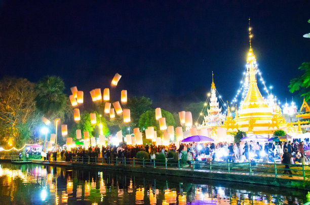 沿水的魔庙与魔奇。图片下载