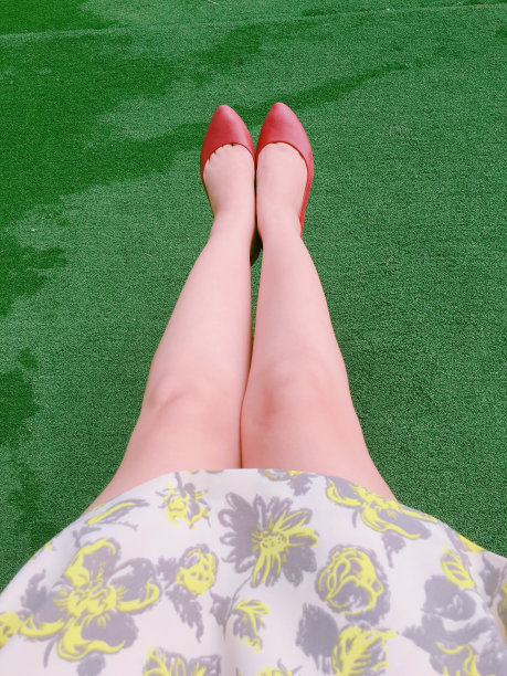 草和红鞋图片下载