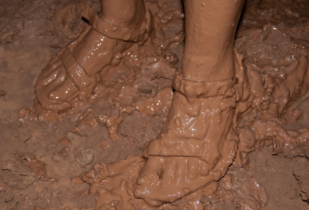 泥泞的脚图片下载