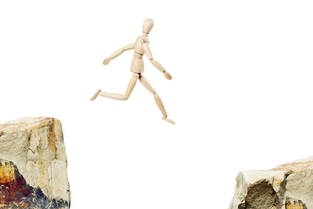 从一块岩石跳到另一块岩石上图片下载