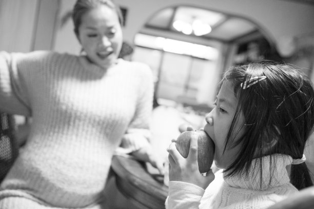 年轻的日本女孩和她怀孕的母亲一起吃苹果图片下载