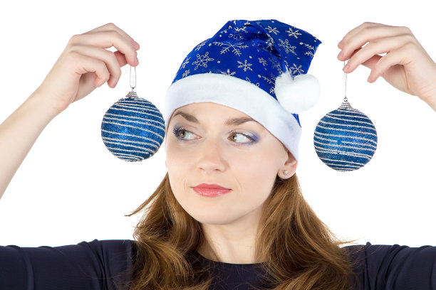 年轻女子看着圣诞舞会的照片图片下载