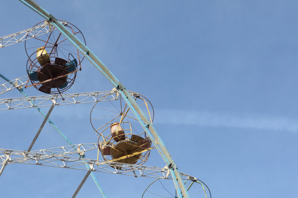 摩天轮与圆形开放的小屋对着天空图片下载