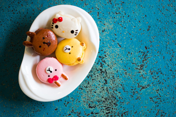 库存照片/可爱的马克龙甜在复古的桌子图片下载