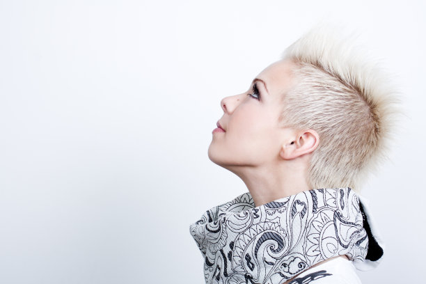 戴着围巾的女人抬头看素材图片