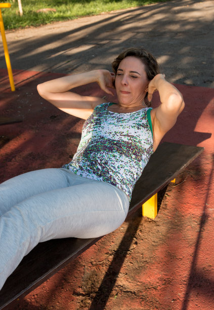 做仰卧起坐的女人图片下载