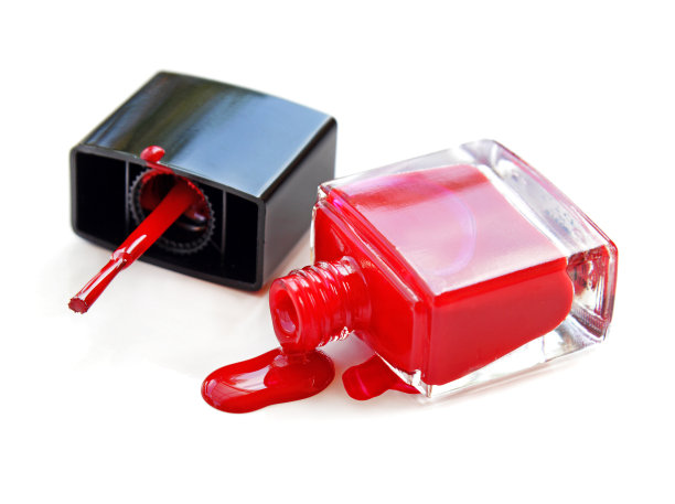 近距离的指甲油流动在白色的背景图片下载