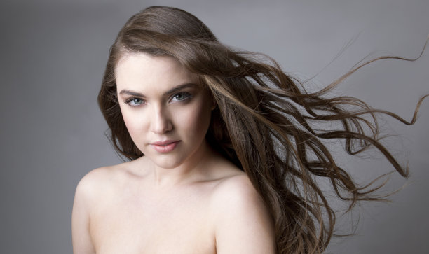 灰色背景，黑发，吹着头发图片下载
