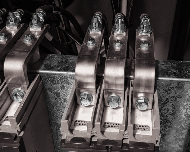 断路器线路侧的铜套管。图片下载