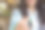 年轻女子用信用卡付账。图片下载